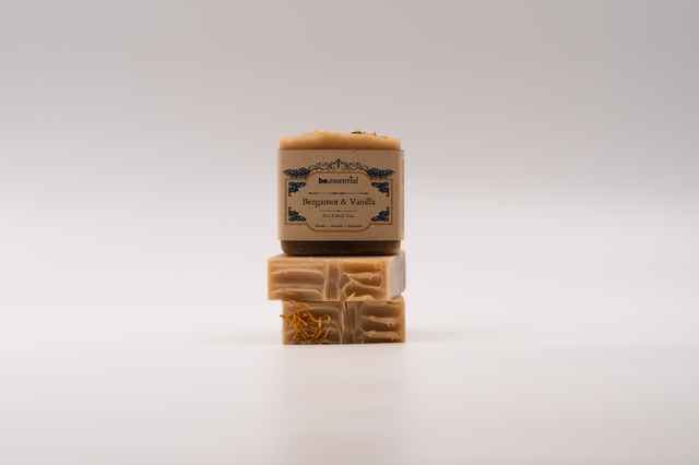 สบู่ทำมือจากธรรมชาติผสมน้ำมันหอมระเหยและสีจากพืช